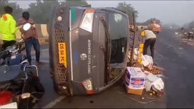 कोंडागांव: फलों से लदा मिनी पिकअप ट्रक NH 30 नारंगी नदी पुल के पास पलटा, मौके पर पहुंची कोंडागांव कोतवाली पुलिस