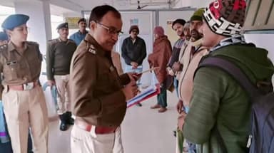 डुमरा: सीतामढ़ी एसपी से मिलने पहुंचे दर्जनों लोग चैंबर से बाहर आकर एसपी ने लोगों की समस्या सुनी