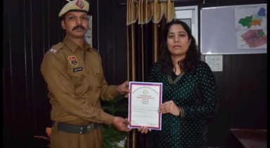 चरखी दादरी: SP ने चरखीदादरी में उत्कृष्ट व सराहनीय कार्य करने पर आम नागरिकों व पुलिस कर्मचारियों को प्रशस्ति पत्र देकर किया सम्मानित