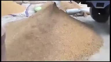 देवेंद्रनगर: कृषि उपज मंडी देवेन्द्र नगर के खरीदी केंद्र शिव शंकर स्व सहायता समूह उमरी में किसानों ने लापरवाही के लगाए आरोप