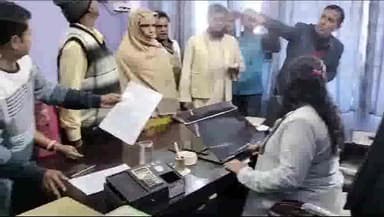 जलालगढ़: प्रखंड जलालगढ़ के उपप्रमुख के नेतृत्व में बी़डीओ को प्रखंड प्रमुख के खिलाफ अविश्वास प्रस्ताव का दिया गया आवेदन