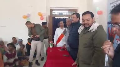 कहरा: कहरा में दिव्यांग जनों के बीच डीएम के द्वारा कंबल का किया गया वितरण