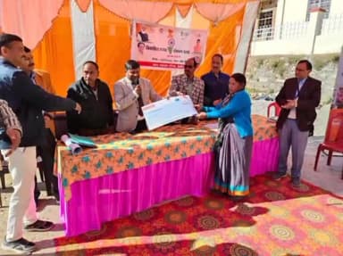 थलीसैंण: थैलीसैण में विकसित भारत संकल्प यात्रा के तहत 60 लाभार्थियों को बांटे पीएम आवास के चैक