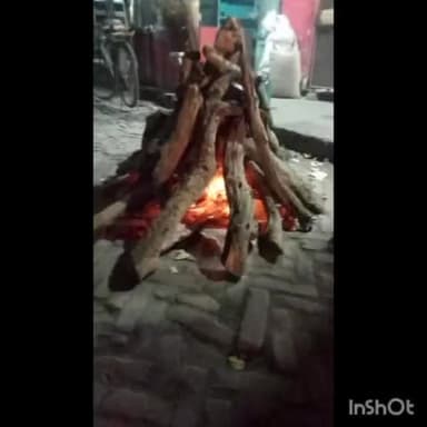 ठंड से ठिठुरते लोगों को मिला अलाव का सहारा,शेरपुर प्रधान ने चौराहे पर जलाएं अलाव

ग्रामीणों ने प्रशासन से गरीबों के लिए