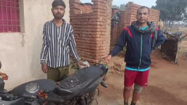 बगोदर: मंझलाडीह टांड पर में असामाजिक तत्वों ने घर के बाहर खड़ी बाइक में लगाई आग, कुछ हिस्सा जला