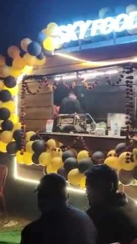 SKY FOOD TRUCK झांसी जिले का सबसे सस्ता फूड ट्रक जहां पर मिलेगा आपको सबसे सस्ता खाना