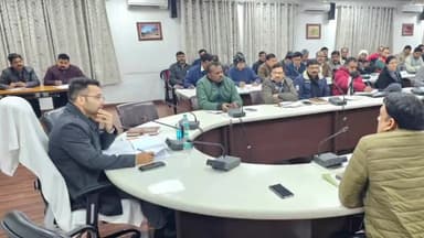 झांसी: बैठक में अनुपस्थित रहने पर सहायक अभियंता माताटीला का वेतन रोके जाने के मुख्य विकास अधिकारी ने दिए निर्देश