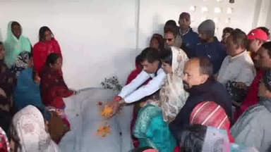 पूर्णिया पूर्व: फलका, कोढ़ा, चांदी व कठवा पहुंचकर पूर्णिया सांसद संतोष कुशवाहा ने मृतक के परिजनों से की मुलाक़ात; व्यक्त की शोक संवेदना