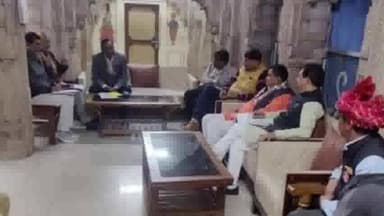 करौली: सर्किट हाउस में विधायक व सांसद ने विद्युत अधिकारियों की ली बैठक, व्यवस्था सुधार के दिए दिशा निर्देश