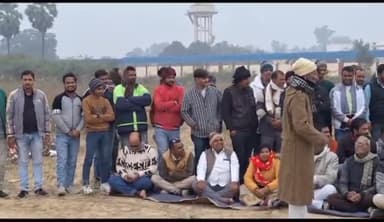 कन्नौज: एफएफडीसी के पास सपा सरकार में प्रस्तावित हुए अंतरराष्ट्रीय स्टेडियम की भूमि पर अवैध खनन, सपाइयों का धरना प्रदर्शन।