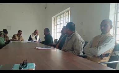 गोरौल: उर्वरक निगरानी समिति की बैठक गोरौल प्रखंड के सभागार में हुई आयोजित