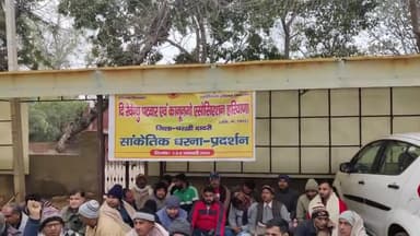 चरखी दादरी: चरखी दादरी लघु सचिवालय परिसर में पटवारी व कानूनगों ने हड़ताल कर दूसरे दिन भी धरना रखा जारी, लोगों को उठानी पड़ी परेशानियां