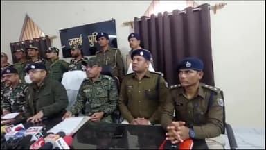 जमुई: तेतरिया जंगल से सर्च अभियान के दौरान पुलिस एवं सुरक्षाबलों ने हथियार,गोली व डेटोनेटर किया बरामद, SP ने दी जानकारी