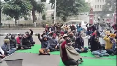 ਪਟਿਆਲਾ: ਪਾਵਰਕਾਮ ਮੁੱਖ ਦਫਤਰ ਅੱਗੇ  ਬਿਨਾ ਤਜੁਰਬਾ ਲਾਈਨਮੈਨਾਂ ਵੱਲੋਂ ਬਿਜਲੀ ਮੰਤਰੀ ਨਾਲ ਮੀਟਿੰਗ ਮੁਲਤਵੀ ਹੋਣ ਤੇ ਰੋਡ ਜਾਮ ਕਰਕੇ ਪ੍ਰਦਰਸ਼ਨ