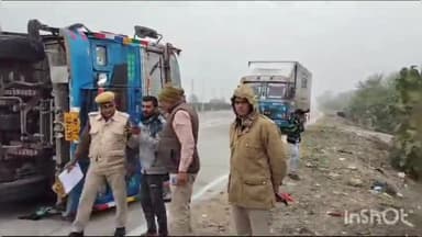 लाडपुरा: कोटा झालावाड़ फोरलेन पर गाय को बचाने के प्रयास में ट्रोला पलटा यातायात बाधित पुलिस पहुँची मोके पर