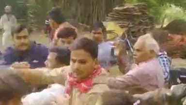 रायबरेली: लक्ष्मीगंज में वसूली के पैसे ना देने पर दरोगा ने दबंगों के साथ मिलकर पीड़ित व उसके बेटे से की मारपीट, SP को दी शिकायत