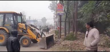 सुल्तानपुर: अयोध्या में होने वाले कार्यक्रम के मद्देनजर शहर में चला अतिक्रमण हटाओ अभियान,पयागीपुर चौराहे से दरियापुर तक गरजा बुलडोजर