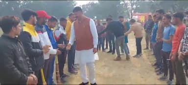 बलरामपुर ललिया थाना क्षेत्र के कोडरी गांव में चल रहे क्रिकेट टूर्नामेंट में भाजपा नेता विनय मिश्रा व तुलसीपुर विधायक प्र