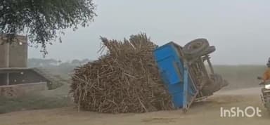 बलरामपुर: थाना ललिया क्षेत्र के कोडरी डीप पर गन्ने से लदी अनियंत्रित ट्रॉली पलटी, टला बड़ा हादसा