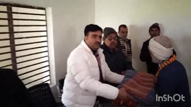 बिधूना: सहायल क्षेत्र के भितरागांव के प्रधान ने फूलमाला पहनाकर जरूरतमंदों को बांटे कंबल