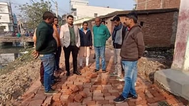 नरकटियागंज: नरकटियागंज के वार्ड नम्बर-13 में चल रहे सड़क निर्माण कार्य का ईओ ने किया निरीक्षण