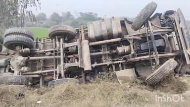 सुल्तानपुर: पानी बोतल लादकर जा रही ट्रक अनियंत्रित होकर  पलटी ,, बाल बाल बचे सवार