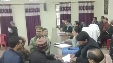 करछना: करछना तहसील परिसर में आयोजित तहसील दिवस पर SDM ने कई विभागों के अधिकारियों को जारी किया नोटिस