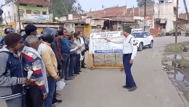 सिंगरौली: सड़क सुरक्षा पखवाड़ के अतंर्गत यातायात पुलिस द्वारा जगह-जगह पर यातायात के संबंध में किया गया जागरूक, नियमों की दी जानकारी