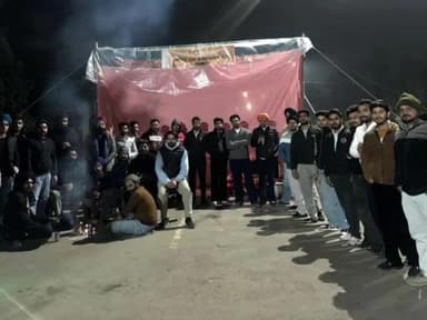 ਪਟਿਆਲਾ: ਪੰਜਾਬੀ ਯੂਨੀਵਰਸਿਟੀ ਪੱਕਾ ਮੋਰਚੇ ਵੱਲੋ ਯੂਨੀ.ਪ੍ਰਸ਼ਾਸਨ ਦੀ ਬਣਾਈ ਜਾਂਚ ਕਮੇਟੀ ਅੱਗੇ ਪੇਸ਼ ਹੋਣ ਤੋਂ ਇਨਕਾਰ ਠੰਡ ਚ ਵੀ ਧਰਨੇ ਤੇ ਡਟੇ ਵਿਦਿਆਰਥੀ