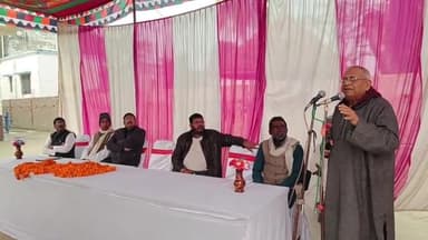 गोरौल: आगामी लोकसभा चुनाव को लेकर सोंधो गांव में पूर्व मंत्री ने गोरौल प्रखंड स्तरीय राजद कार्यकर्ताओं के साथ किया बैठक