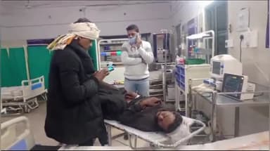 नरसिंहपुर: बम्होरी के पास सड़क हादसे में घायल बाइक चालक को एम्बुलेंस की सहायता से लाया गया जिला अस्पताल