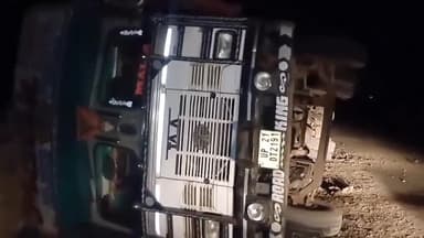 मारवाड़ जंक्शन: मारवाड़ जंक्शन ओवर ब्रिज के निकट लकड़ी की कुतर से भरा ट्रक अनियंत्रित होकर पलटा, ट्रक चालक और खलासी हुए घायल