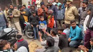 जलेसर: अज्ञात व्यक्ति द्वारा गोवंश के पैर काटने के विरोध में घुँघरू मोड पर जलेसर में व्यापारियों ने किया प्रदर्शन.