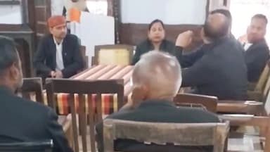 बहराइच: जिला बार एसोसिएशन सभागार में ग्राम न्यायालयों की स्थापना के विरोध में अधिवक्ताओं ने की बैठक, रहे न्यायिक कार्य से विरत