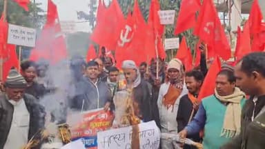 जमुई: कचहरी चौक पर मांगों को लेकर विस्थापित किसानों ने सिंचाई विभाग के कार्यपालक अभियंता व मत्स्य पदाधिकारी का जलाया पुतला