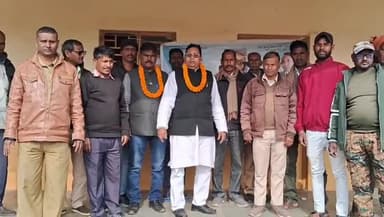 बगोदर: बगोदर बस पड़ाव स्थित मोटर कामगार यूनियन कार्यालय में चौकीदार-दफादार की हुई बैठक