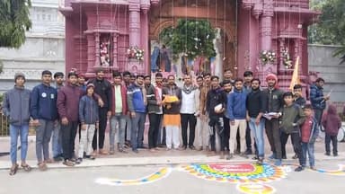 उन्हेल नागेश्वर अयोध्या से आए अक्षत और निमंत्रण पत्र बजरंग दल कार्यकर्ता ने घर घर जाकर दिया निमंत्रण