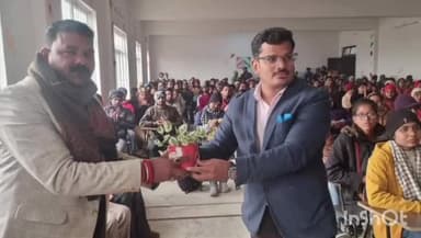 जलेसर: जनता कन्या महाविद्यालय पहुंचकर जलेसर के विधायक ने टैबलेट और स्मार्टफोन का किया वितरण