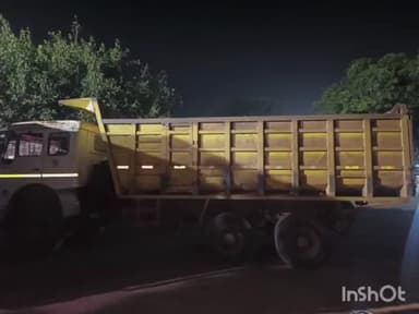 कोलारस: लालमुरम से भरा हाइवा डंपर पुलिस ने केपीएस स्कूल के पास से पकड़ा चालक पर मामला दर्ज