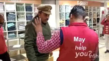 उरई: कोतवाली क्षेत्र के वी-मार्ट में युवक व कर्मचारियों के बीच में हुआ विवाद, मौके पर पहुंची पुलिस जांच में जुटी