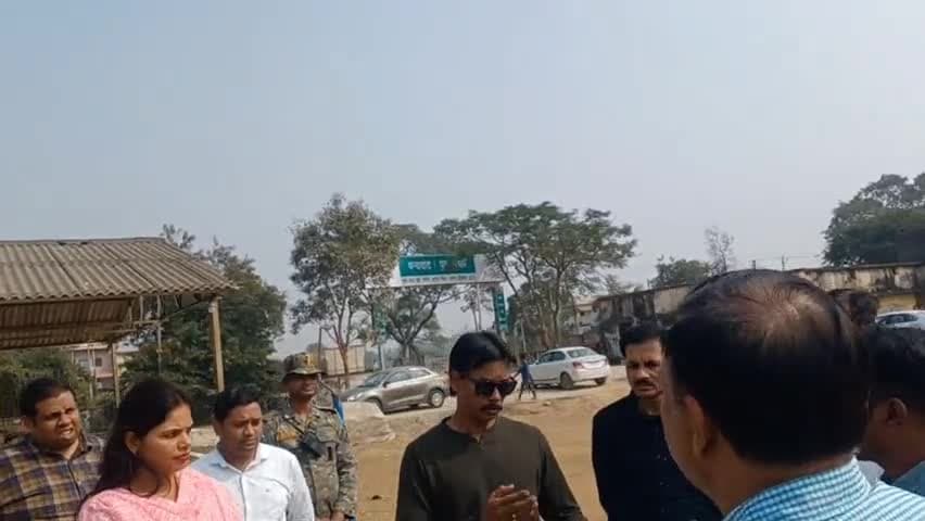 कलेक्टर श्री चौहान ने धान खरीदी केन्द्र भटगांव का निरीक्षण किया