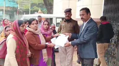 नरसिंहपुर: आशा कार्यकर्ताओं ने अपनी मांगों को लेकर कलेक्ट्रेट पहुंचकर कलेक्टर के नाम डिप्टी कलेक्टर को सौंपा ज्ञापन