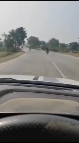 *वीडियो कहा का है पता नही शराब के नशे में ऐसी लापरवाही से गाड़ी चलाना जान जोखिम में डालने के बराबर है।*