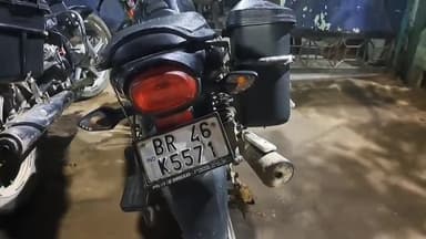 जमुई: बामदह चेकपोस्ट पर उत्पाद विभाग ने MLC के भतीजे को अंग्रेजी शराब के साथ किया गिरफ्तार, बाइक को किया जब्त