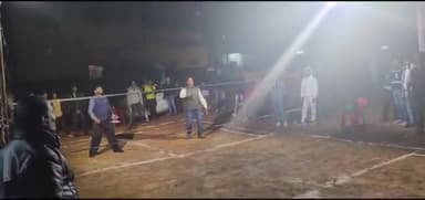 मौलाना आजाद कॉलोनी लोवाडीह में बैडमिंटन खेलते  दिखे खिजरी विधायक श्री #राजेश_कच्छप ।