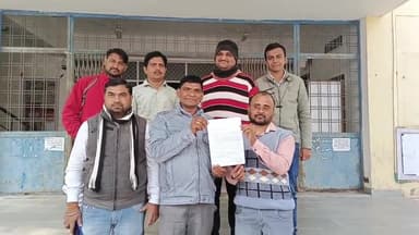 डूंगरपुर: आधार कार्ड ऑपरेटर और ई-मित्र संचालकों ने सूचना प्रौद्योगिकी अधिकारी को सौंपा ज्ञापन, समस्या के समाधान करने की रखी मांग