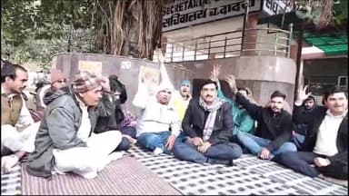 चरखी दादरी: प्रेम विवाह करने वाले दंपति को गोली मारने के मामले में पुलिस पर फर्जी एनकाउंटर का लगा आरोप, लघु सचिवालय में दिया धरना