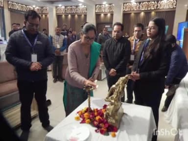 हरदोई: एचके लॉन में सीडीओ ने समावेशी शिक्षा के संबंध में आयोजित एक दिवसीय कार्यशाला का उदघाटन किया