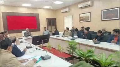 मथुरा: 22 जनवरी को होने वाले आयोजन के संबंध में जिलाधिकारी ने कलेक्ट्रेट परिसर में कर्मचारियों के साथ की बैठक