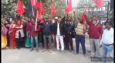 कहरा: बाढ़ राहत वितरण में गड़बड़ी का आरोप लगाते हुए भाकपा माले कार्यकर्ता ने जिला प्रशासन के खिलाफ समाहरणालय पर किया प्रदर्शन